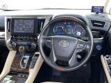 運転席まわりです。 各操作スイッチは使いやすい位置に配置されてます。