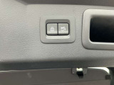 パワーリフトゲートなのでボタン一つでトランクが開け閉めできます。また、運転席と鍵にも開閉スイッチがついております。