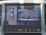 パノラミックビューモニターを装備!上から車両を見下ろしたような映像をナビ画面に表示できます。車両前後左右に搭載した4つのカメラ映像を継ぎ目なく合成!目視では見えない部分もリアルタイムで見れます。