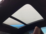【大型サンルーフ】車内の解放感が一気に上がる大型のパノラマルーフ!季節を問わず開放的で快適なドライブをお楽しみいただけます。流通量も少なく希少価値の高い人気の装備です♪