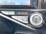 【オートエアコン】一度お好みの温度に設定すれば、車内の温度を検知し風量や温度を自動で調整。暑い&hellip;寒い&hellip;と何度もスイッチ操作をする必要はありません。快適な車内空間には必須の機能ですね♪