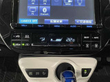 【オートエアコン】一度お好みの温度に設定すれば、車内の温度を検知し風量や温度を自動で調整。暑い&hellip;寒い&hellip;と何度もスイッチ操作をする必要はありません。快適な車内空間には必須の機能ですね♪