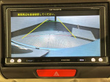 リバースギアに入れるだけで後方の表示へ切り替わります。夜間や雨の日の駐車も楽になりますよ。