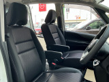 運転席・助手席は、ゆったりと座れるサイズで、長時間の運転でも快適です。