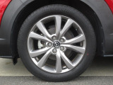 18インチ純正アルミホイールを装備。タイヤサイズは215/55R18となります。