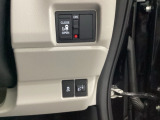左側に電動スライドドアを装備。ワンタッチで開閉できるため、荷物の積み降ろしやお子さまの乗り降りがスムーズです。日常使いで便利な人気装備です。