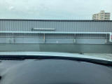 運転視界の遠方上方に虚像を投影することで前を見ながら情報の視認ができます。本当にドライバーが必要な情報を適切に伝え、楽しんで頂くことを考えた新世代装備です。※虚像は2.6m前方に浮かぶイメージです。
