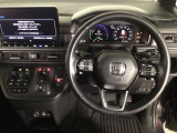 【ハンドル】運転にかかわる様々な操作を安全に行えるように視点移動が少なく操作性に配慮されたスイッチ類が凝縮されたコックピットです。