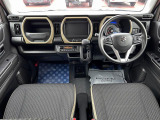 [フロントシート]インパネにシフトが付いているので足元広々!運転席から助手席の移動も楽々♪どちらからでも乗り降り出来るので、狭い場所の乗り降りも楽ちんですよ♪