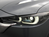 アダプティブLEDヘッドライト装着!フォワードセンシングカメラで前方の追従や対向車の位置を確認、車輌のいない箇所をハイビームにするグレアフリーハイビーム機能が付いております。