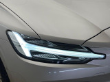 【LEDヘッドライト】ハイビームを先行車や対向車にあてず、その両サイドではハイビーム照射を維持。見える範囲が段違いに広くなりました。北欧神話に登場するトールハンマーをモチーフにデザイン。