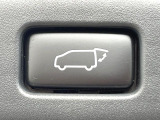 【パワーバックドア】スマートキーや運転席のボタンを押すだけでリアゲートが自動で開閉します!荷物を持っている時や、高い位置にあるバックドアを閉める際に便利な機能です♪