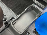前席中央には、小物を置けるスペースもあり、BOXティッシュなどの置き場としても使用可能です。