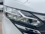 【LEDヘッドライト】悪天候や夜間走行時も良好な視界を確保し安心して運転できる高輝度LEDヘッドライトを装備!点灯速度が早く、消費電力も抑えられています。
