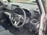 ガラスエリアが広く見晴らしのいい運転席。疲れにくいシートと相まって、安全快適に日常をサポートしてくれます。