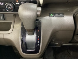 CVT車のセレクトレバーです。低速から高速まで、変速ショックのないスムーズな走りを実現するとともに、エンジン効率のよい領域を維持することで燃費にも貢献します。