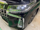 【LEDヘッドライト】悪天候や夜間走行時も良好な視界を確保し安心して運転できる高輝度LEDヘッドライトを装備!点灯速度が早く、消費電力も抑えられています。
