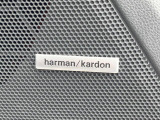 【ハーマンカードンサウンドシステム】メーカーオプションの高品位サウンドシステムを搭載。専用のチューニングが施された大小様々なスピーカーから良質なサウンドが奏でられ、臨場感あふれる音響空間を演出します。