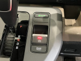 オートブレーキホールド機能付きです☆停車中にブレーキペダルから足を離しても、停車状態が続きます。渋滞、信号待ちの間等、安心です。アクセルを踏めば自動解除され、再発進できます。