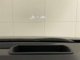 HUD(ヘッドアップディスプレイ)速度表示をフロントガラスに表示できます。