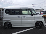 国の指定を受けた自社工場で、整備士が車検と点検整備を行っております。