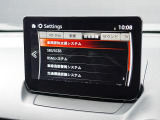 こちらのお車には先進安全装備が多数搭載されています。衝突被害を回避あるいは軽減するためのブレーキや、後方死角からの接近警報、車線逸脱を防止する警報装置など、詳しくはスタッフまでお尋ねください。