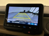 リバースギアに入れるだけで後方の表示へ切り替わります。夜間や雨の日の駐車も楽になりますよ。
