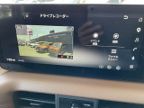 クルマの、前後ドライブレコーダー装備です。事故やあおり運転などの状況を客観的な映像証拠として残せることにより、トラブル解決や抑止に役立ちます。