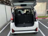 バックドアは大きく開きます。定員乗車時でも十分広いラゲッジスペースを確保しています