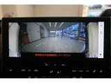 リヤビューカメラで車庫入れも安心。ステアリングと連動しガイド線が動くので、車両感覚をつかみやすくなっています。