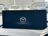 【マツダコネクトナビ】車内の雰囲気にマッチした一体型タイプのナビ。各種車輌設定やBluetooth再生等、様々な機能が楽しめます。直感的なダイヤル操作が可能で、使い勝手も良好です。