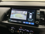 リバースギアに入れるだけで後方の表示へ切り替わります。夜間や雨の日の駐車も楽になりますよ。