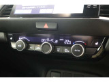 フルオートエアコンが装備されています!お好みの温度設定をするだけでエアコンの風量やモードの切り替えを自動でコントロールしてくれます!ユーザーの操作が少なく燃費走行にもつながります!
