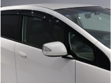 電動格納ミラーになっておりますので、車内からミラーの角度の調節、開いたり・格納ができて便利です♪