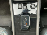 e-POWERならではのサイズの大きい電子制御シフトレバーです!快適なドライブを叶えるため、周囲にe-POWERモードスイッチをはじめ、プッシュパワースターターやEVモードスイッチなどを配置し操作性を高めています。