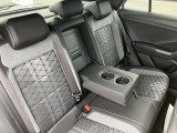 長時間運転でも疲れにくい設計の高品質シートを採用。姿勢が自然に決まり、街乗りから高速道路まで快適なドライブをサポートします。