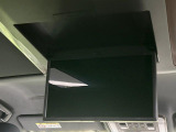 【フリップダウンモニター】大画面モニターで後席でもエンタメをお楽しみいただけます。小さなお子様にも大人気の装備です♪