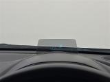 【ヘッドアップディスプレイ(HUD)】フロントウインドウガラスに走行情報を投影します。運転中の目線と重なるように表示されるので、少ない視線移動で速度が確認できるので、 ドライビングに集中できます!