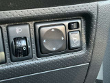 電動格納式ドアミラーです。駐車時や狭い道でのすれ違いなどスイッチひとつで格納できます。