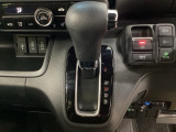 CVT車のセレクトレバーです。低速から高速まで、変速ショックのないスムーズな走りを実現するとともに、エンジン効率のよい領域を維持することで燃費にも貢献します。