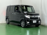 狭い駐車場でも、スライドドアならチャイルドシートへのお子さまの乗降や荷物の積載もスムーズ。とても便利な【助手席側。電動スライドドア】ドアハンドを少し引くだけでリアドアが自動開閉します。