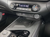 コード不要のワイヤレス充電付きです。