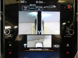左右のサイドカメラ映像を同時に表示し、車両周囲の死角をしっかりカバー。狭い道や駐車時の接触リスクを減らし、安心して操作できる視界を確保します。