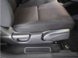 【ハイトアジャスター】レバーの上下操作だけで、座面を運転しやすい高さへ簡単に調節できます。