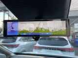 車体の後部にカメラがついていて、その映像がルームミラー内のモニターに表示します。人や荷物などで視界が遮られた時なども確認がしやすいです。