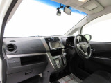 ダイハツのお店では、ダイハツ車を知り尽くしたプロフェッショナルが、専用の診断機器を使って各システムを点検しております。