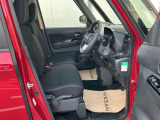 運転席まわりです。実際に座ってみて、乗り心地を体験してみてください。