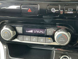 オートエアコンは、温度や風量を自動で調整してくれるため、運転に集中でき、疲労軽減にもつながります。また、車内の温度を一定に保つことで、結露やカビの発生を防ぐ効果もあります。