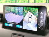 【マルチビューカメラシステム】専用のカメラにより、上から見下ろしたような視点で360度クルマの周囲を確認することができます☆死角部分も確認しやすく、狭い場所での切り返しや駐車もスムーズに行えます。