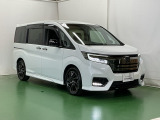 狭い駐車場でも、スライドドアならチャイルドシートへのお子さまの乗降や荷物の積載もスムーズ。とても便利な【両側電動スライドドア】ドアハンドを少し引くだけでリアドアが自動開閉します。